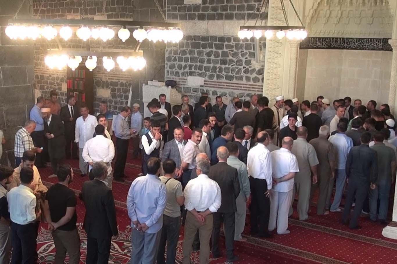 Mehdi Eker Ulu Cami’de Diyarbakırlılarla bayramlaştı